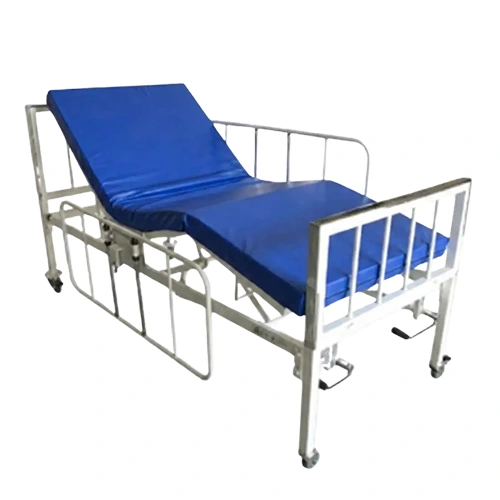 Cama hospitalar manual articulada com grades laterais e colchão azul em Curitiba