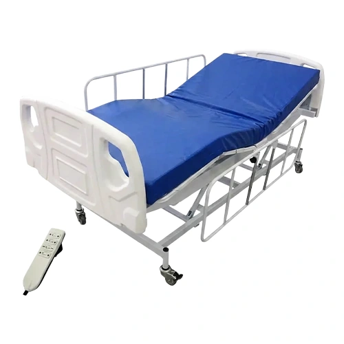 Cama hospitalar motorizada com controle remoto, grades laterais e colchão azul em Curitiba
